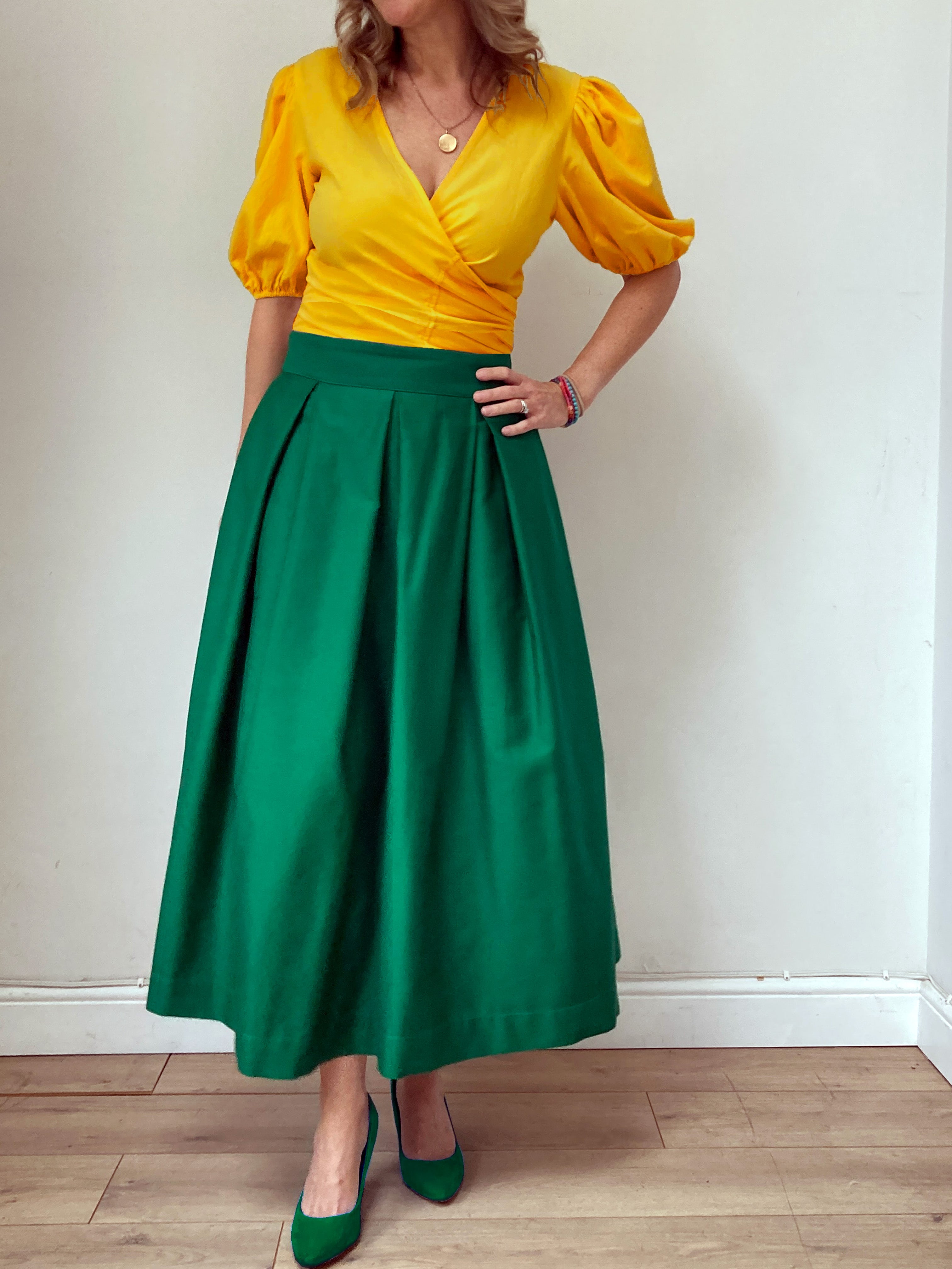 Full voluminous outlet skirt